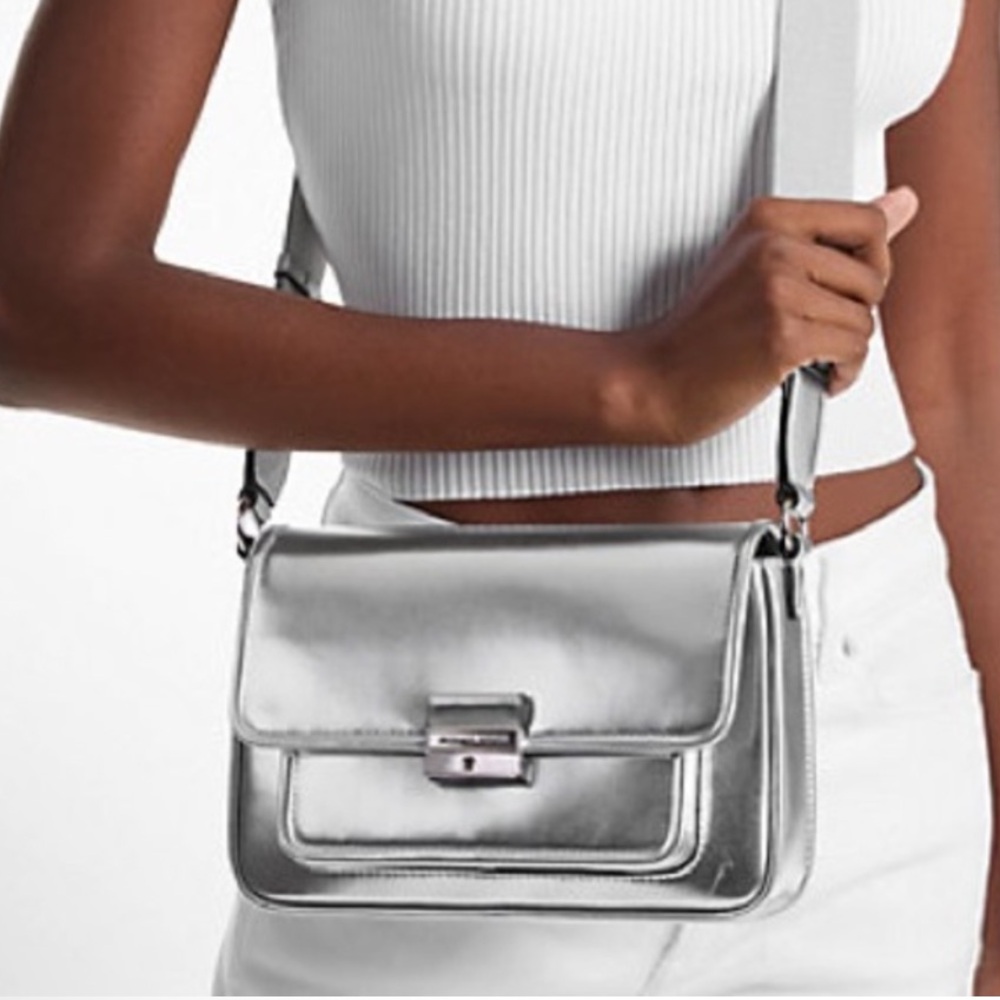 Michael Kors NWT
Bradshaw Medium Silver Metallic
Messenger Bag 🩶